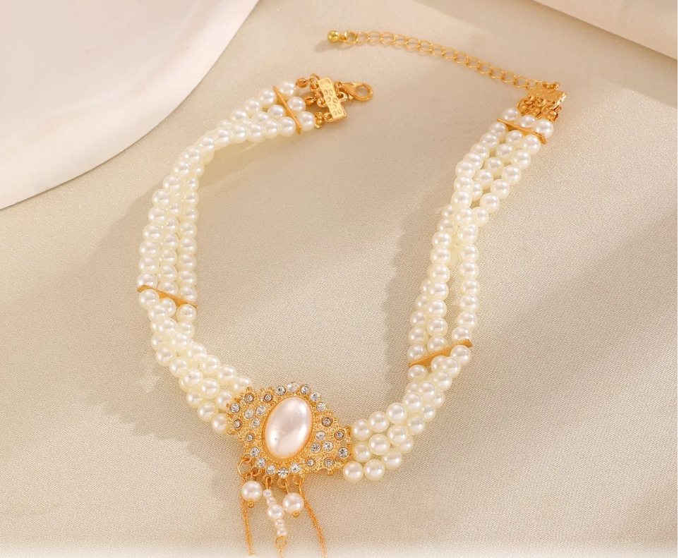 Elegant 3-Layer Imitation Pearl Choker Necklace with Dangle Pendant