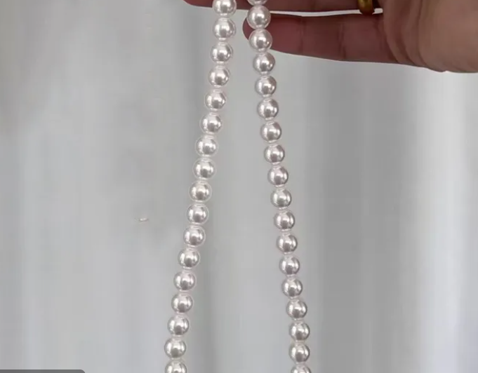 Elegant White Imitation Pearl Choker Necklace with Sapphire Blue Clasp